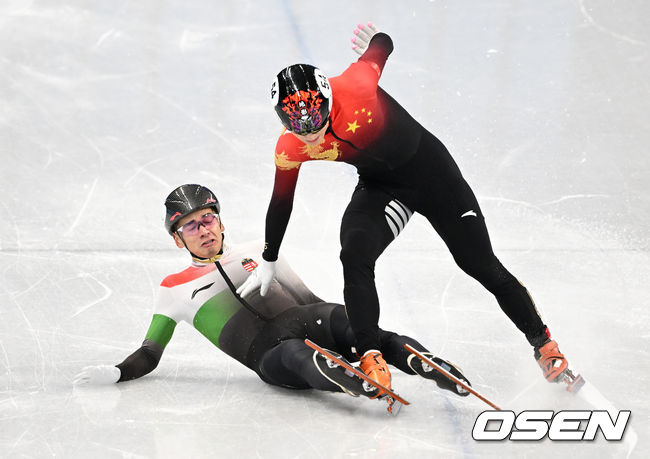 7일 중국 베이징 캐피털 인도어 스타디움에서 2022 베이징 동계올림픽 남자 쇼트트랙 1000ｍ 결승 경기가 열렸다.헝가리 류사오린이 1위로 결승선을 통과 했지만 비디오 판독으로 실격 판정을 받았다. 2022.02.07 /jpnews@osen.co.kr