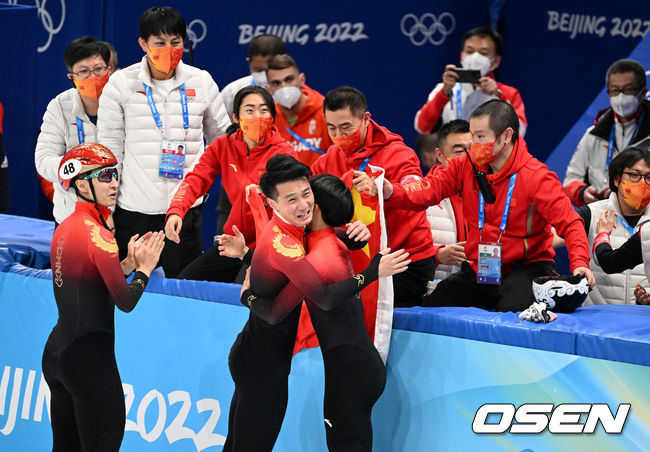 7일 중국 베이징 캐피털 인도어 스타디움에서 2022 베이징 동계올림픽 남자 쇼트트랙 1000ｍ 결승 경기가 열렸다.비디오 판독 끝에 금메달을 획득한 중국 런쯔웨이가 환호하고 있다. 2022.02.07 /jpnews@osen.co.kr