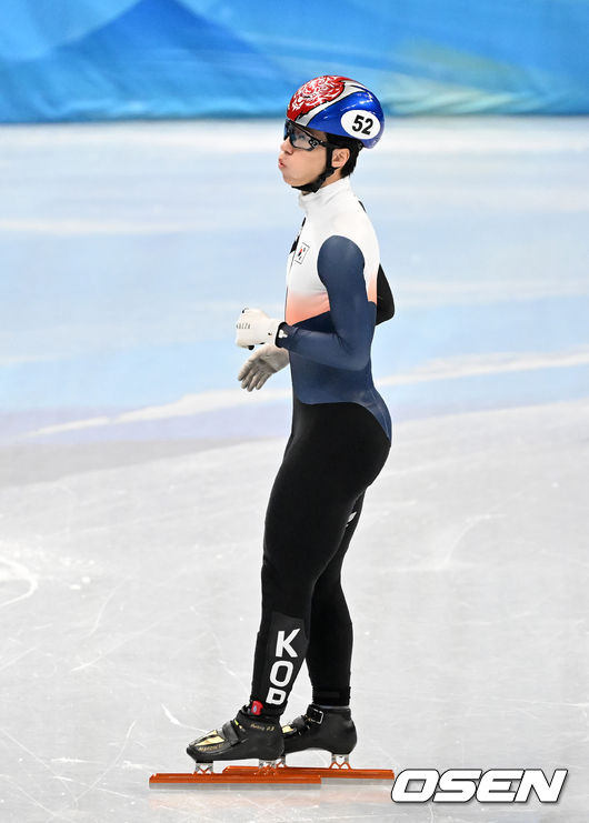 7일 중국 베이징 캐피털 인도어 스타디움에서 2022 베이징 동계올림픽 남자 쇼트트랙 1000ｍ 준결승 경기가 열렸다.대한민국 황대헌이 실격에 아쉬워하고 있다. 2022.02.07 /jpnews@osen.co.kr