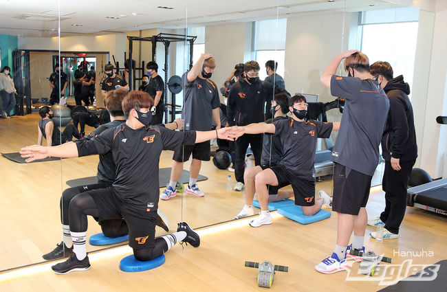 한화 선수들이 이지풍 코치와 함께 웨이트 훈련을 하고 있다. /한화 이글스 제공