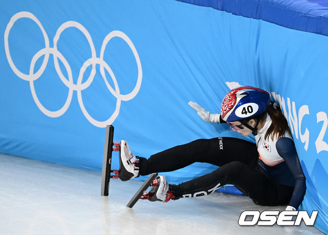 여자 500m 3조 경기 대한민국 최민정이 넘어지고 있다. 2022.02.07 /jpnews@osen.co.kr