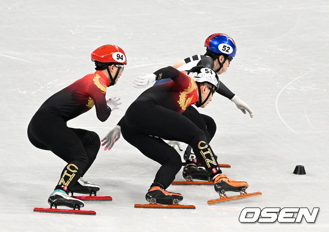 7일 중국 베이징 캐피털 인도어 스타디움에서 2022 베이징 동계올림픽 여자 쇼트트랙 500m-남자 쇼트트랙 1000ｍ 경기가 열렸다.대한민국 황대헌이 추월을 하고 있다. 황대헌은 1위로 결승선을 통과 했으나 비디오 판독 끝에 실격 당했다. 2022.02.07 /jpnews@osen.co.kr