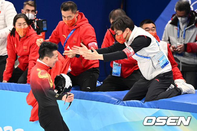 7일 중국 베이징 캐피털 인도어 스타디움에서 2022 베이징 동계올림픽 여자 쇼트트랙 500m-남자 쇼트트랙 1000ｍ 경기가 열렸다.남자 1000m 결승전에서 비디오 판독 끝에 금메달을 차지한 중국 런쯔웨이와 김선태 감독이 환호하고 있다. 2022.02.07 /jpnews@osen.co.kr