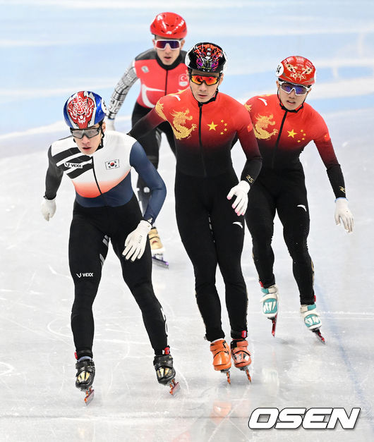 7일 중국 베이징 캐피털 인도어 스타디움에서 2022 베이징 동계올림픽 남자 쇼트트랙 1000ｍ 준결승 경기가 열렸다.대한민국 황대헌이 1위로 결승선을 통과하고 있다. 2022.02.07 /jpnews@osen.co.kr