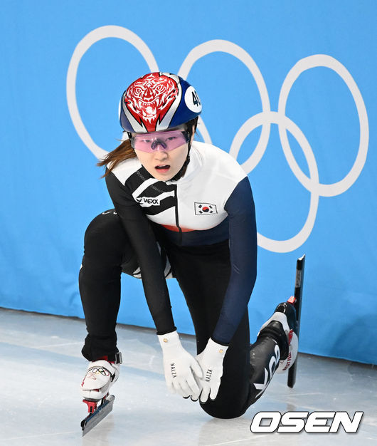 7일 중국 베이징 캐피털 인도어 스타디움에서 2022베이징동계올림픽 여자 쇼트트랙 500ｍ 준준결승 경기가 열렸다.여자 500m 3조 경기에서 넘어진 대한민국 최민정이 일어나고 있다. 2022.02.07 /jpnews@osen.co.kr