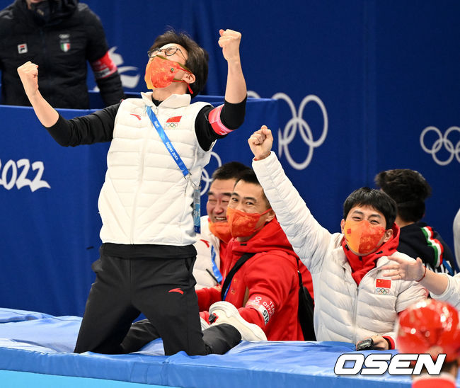 중국 쇼트트랙 김선태 감독(왼쪽)과 안현수 코치가 1위로 결승선을 통과한 선수들을 맞이하며 환호하고 있다. 2022.02.05 /jpnews@osen.co.kr