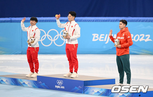 7일 중국 베이징 캐피털 인도어 스타디움에서 2022 베이징 동계올림픽 여자 쇼트트랙 500m-남자 쇼트트랙 1000ｍ 경기가 열렸다.남자 1000m에서 금메달을 차지한 중국 런쯔웨이가 기념촬영을 하고 있다. 2022.02.07 /jpnews@osen.co.kr
