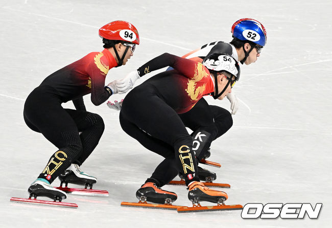 대한민국 황대헌이 인코스로 중국 런쯔웨이, 리원룽을 제치는 장면. 심판진은 비디오 판독으로 통해 이 과정에서 레인 변경을 늦게 했다는 이유로 페널티를 줬다. 2022.02.07 /jpnews@osen.co.kr