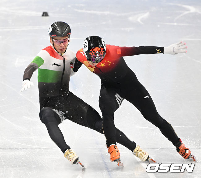 7일 중국 베이징 캐피털 인도어 스타디움에서 2022 베이징 동계올림픽 여자 쇼트트랙 500m-남자 쇼트트랙 1000ｍ 경기가 열렸다.헝가리 류사오린과 중국 런쯔웨이가 결승선을 통과하고 있다. 2022.02.07 /jpnews@osen.co.kr