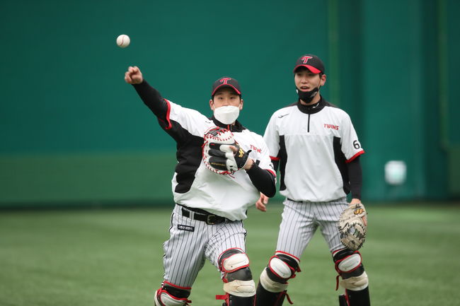 LG 유강남이 캠프에서 훈련하고 있다. / LG 트윈스 제공