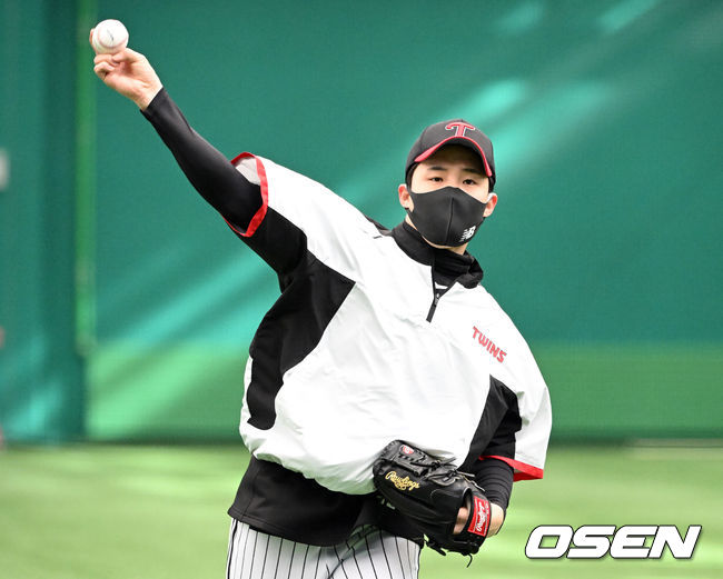 LG 트윈스가 7일 경기도 이천 LG챔피언스파크에서 2022 시즌을 앞두고 스프링캠프 훈련을 진행했다. LG 임찬규가 훈려을 하고 있다. 2022.02.07 /cej@osen.co.kr