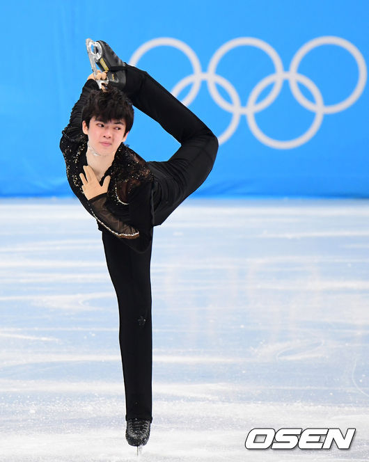 8일 중국 베이징 캐피털 인도어 스타디움에서 2022 베이징 동계올림픽 피겨 스케이팅 남자 싱글 쇼트 프로그램 경기가 열렸다.대한민국 차준환이 연기를 펼치고 있다. 2022.02.08 /jpnews@osen.co.kr