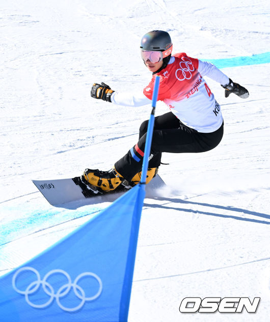 8일 중국 겐팅 스노파크 P&X 스타디움에서 2022 베이징 동계올림픽 스노보드 평행대회전 경기가 열렸다.대한민국 이상호가 예선 1차 레이스를 펼치고 있다. 2022.02.08 /jpnews@osen.co.kr