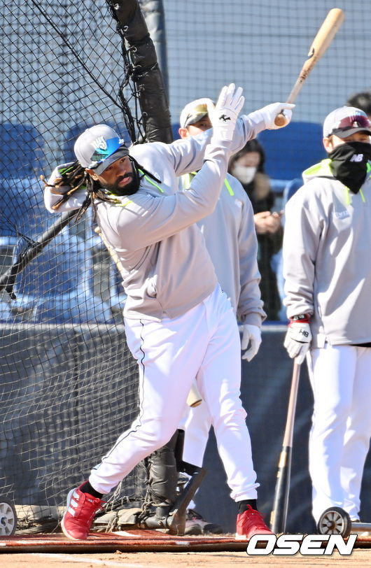 KT 새 외국인 타자 헨리 라모스가 타격훈련을 하고 있다. 2022.02.05 /rumi@osen.co.kr