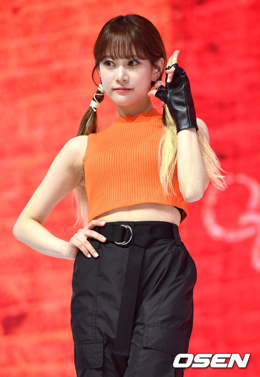 걸그룹 체리블렛이 11일 오후 서울 광장동 YES24 라이브홀에서 첫 번째 디지털 싱글 ‘무릎을 탁 치고’ 쇼케이스를 가졌다.<br /><br />체리블렛 보라가 무대를 앞두고 포토타임을 하고 있다. /dreamer@osen.co.kr