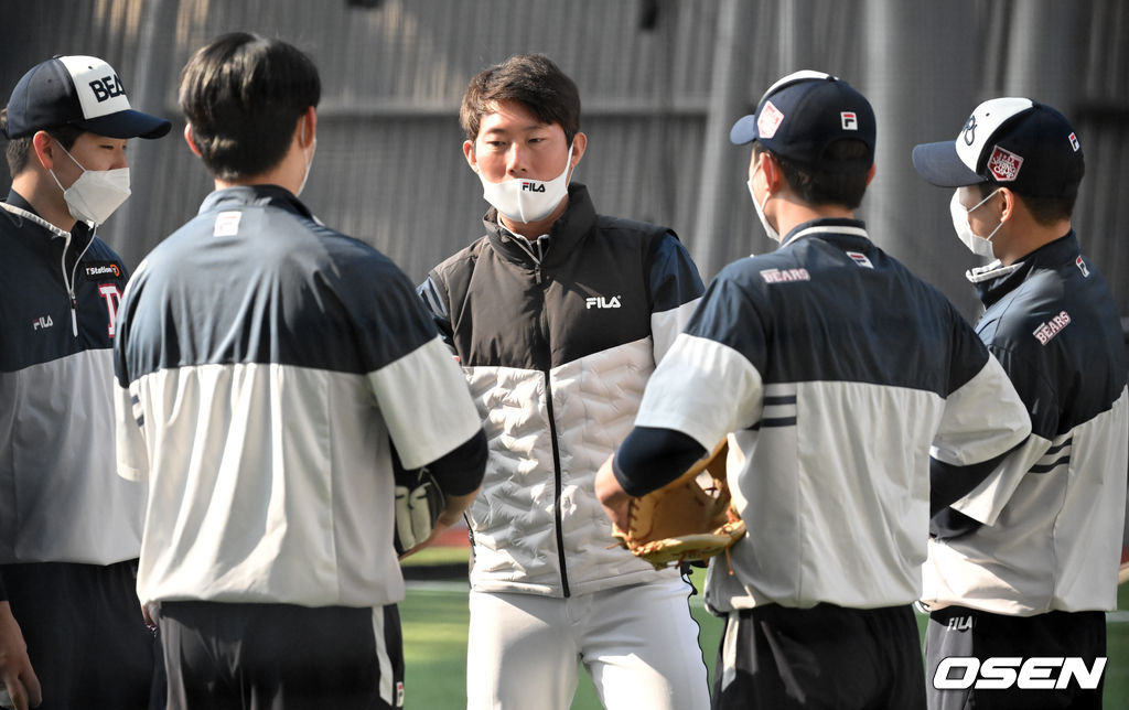 두산 고영민 코치가 안재석 전민재 권민석 오명진 수비훈련을 지도하고 있다. 2022.02.08 / soul1014@osen.co.kr