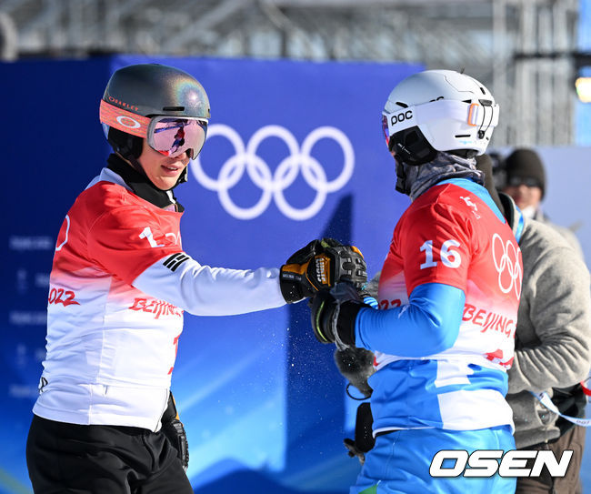 16강전에서 경기를 마친 대한민국 이상호가 이탈리아 다니엘 바고차와 인사를 나누고 있다. 2022.02.08 /jpnews@osen.co.kr