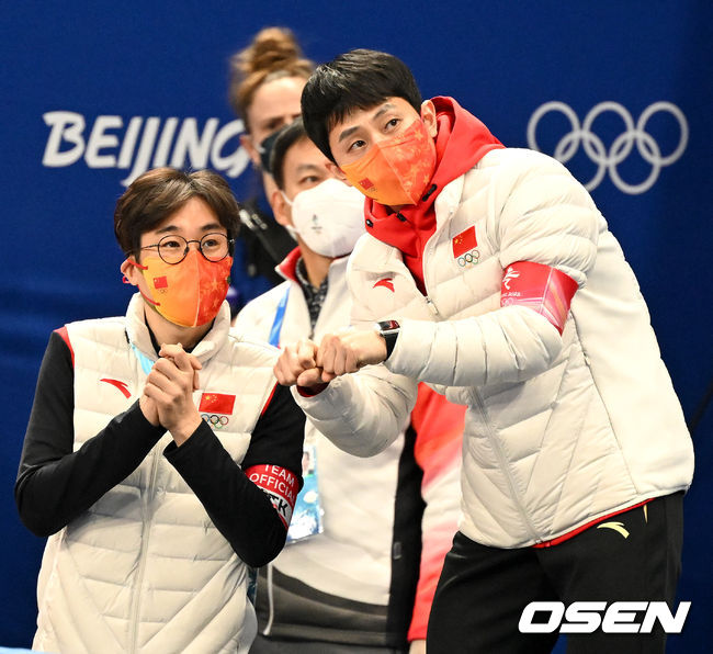 중국 쇼트트랙 김선태 감독과 안현수(빅토르 안)코치가 비디오 판독 상황을 두고 대화를 나누고 있다. 2022.02.05 /jpnews@osen.co.kr