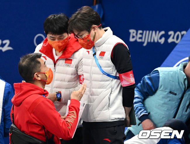 5일 오후 중국 베이징 캐피털 실내 경기장에서 ’2022 베이징동계올림픽’ 쇼트트랙 여자 500m 예선전이 열렸다.중국 쇼트트랙 김선태 감독과 안현수(빅토르 안)코치가 스태프와 대화를 나누고 있다. 2022.02.05 /jpnews@osen.co.kr