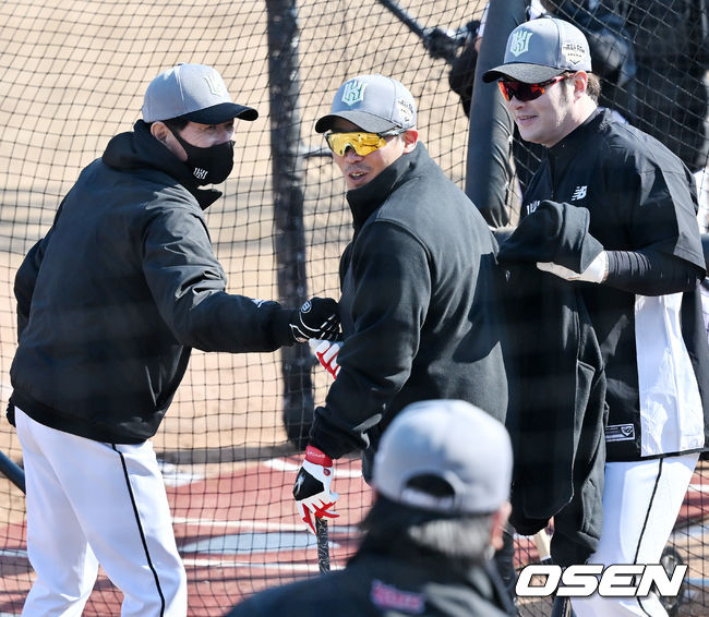 KT 이강철 감독이 박경수, 박병호와 즐겁게 얘기를 나누고 있다. 2022.02.04 /rumi@osen.co.kr