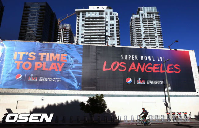 [사진] 오는 14일(한국시간) SoFi 스타디움에서 열리는 제56회 슈퍼볼을 알리는 광고판이 LA 시내에 걸려 있다. ⓒGettyimages(무단전재 및 재배포 금지)