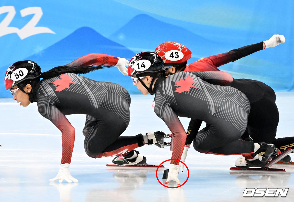 중국 판커신이 곡선 주로에서 블록을 손으로 밀어내고 있다.