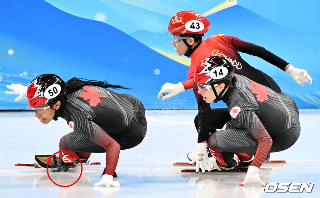 캐나다 앨리슨 샤를이 판커신이 밀어낸 블록에 스케이트 날이 걸리고 있다. 