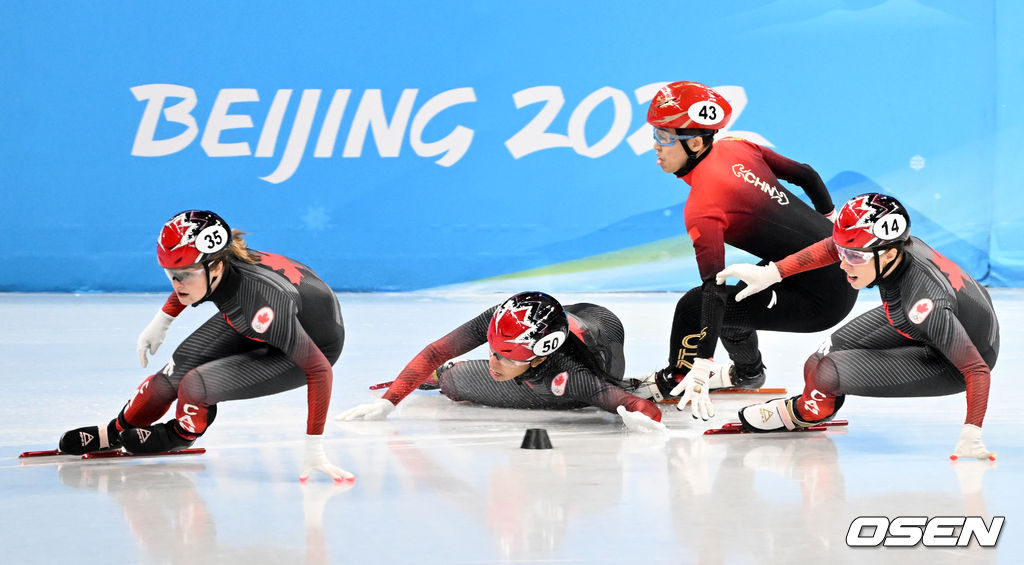 넘어지는 샤를과 이를 피하지 못하는 판커신.