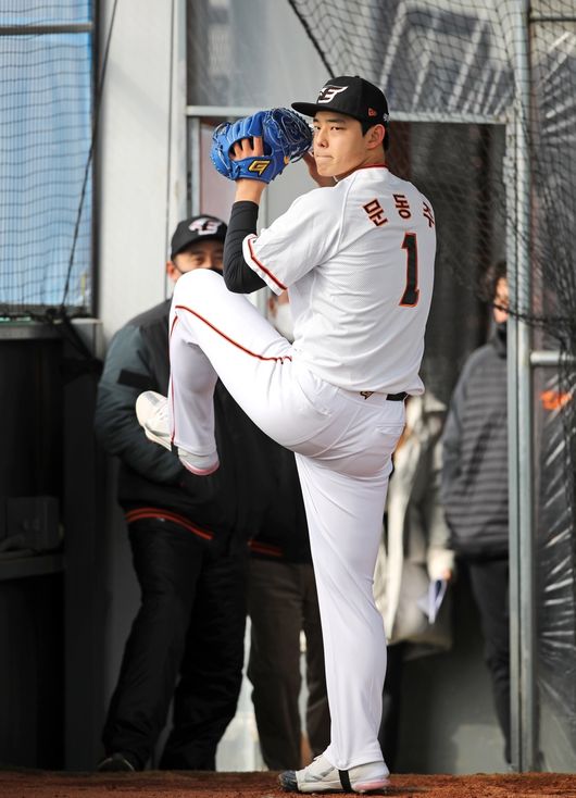 한화 신인 투수 문동주가 8일 서산구장에서 불펜 피칭을 하고 있다. /한화 이글스 제공