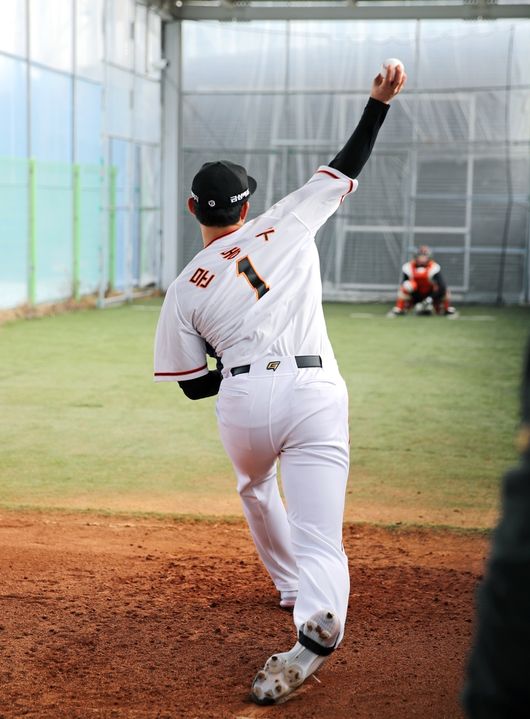 한화 신인 투수 문동주가 8일 서산구장에서 불펜 피칭을 하고 있다. /한화 이글스 제공