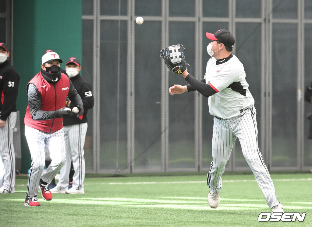 LG 이재원이 수비훈련을 하고 있다.  2022.02.09 /soul1014@osen.co.kr