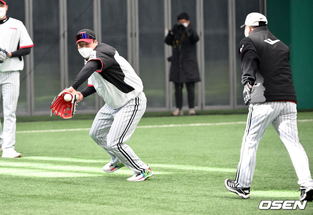 LG 김현수가 수비훈련을 하고 있다.  2022.02.09 /soul1014@osen.co.kr