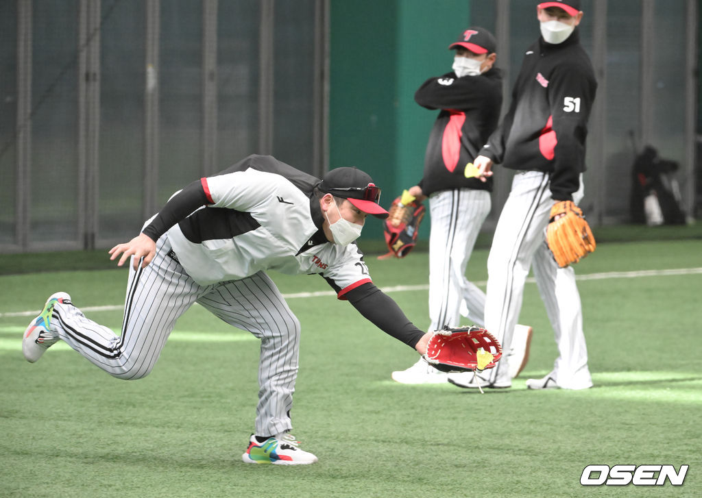 LG 김현수가 셔틀콕을 잡아내며 수비훈련을 하고 있다  2022.02.09 /soul1014@osen.co.kr