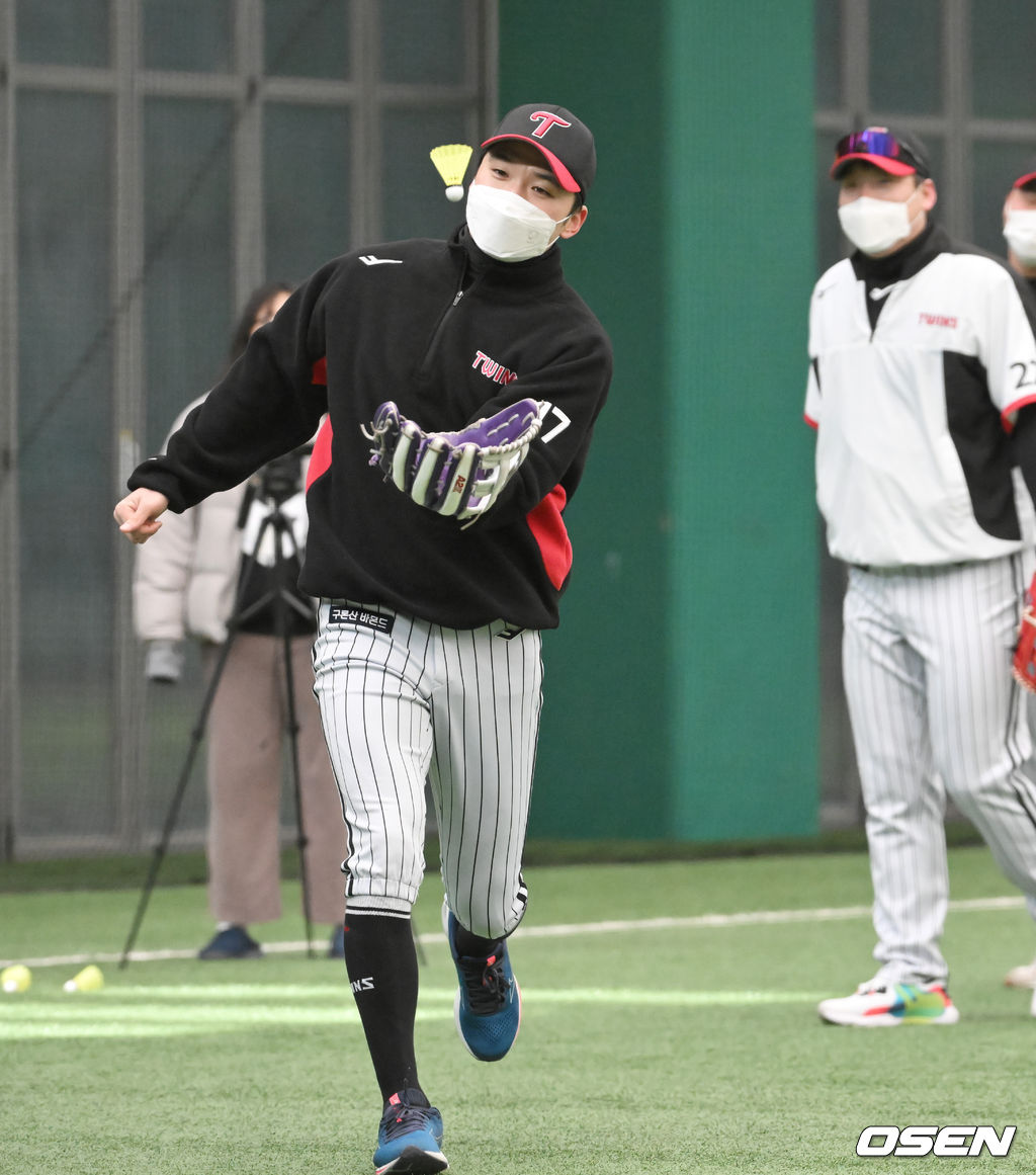 LG 박해민이 셔틀콕을 잡아내며 수비훈련을 하고 있다 2022.02.09 /soul1014@osen.co.kr