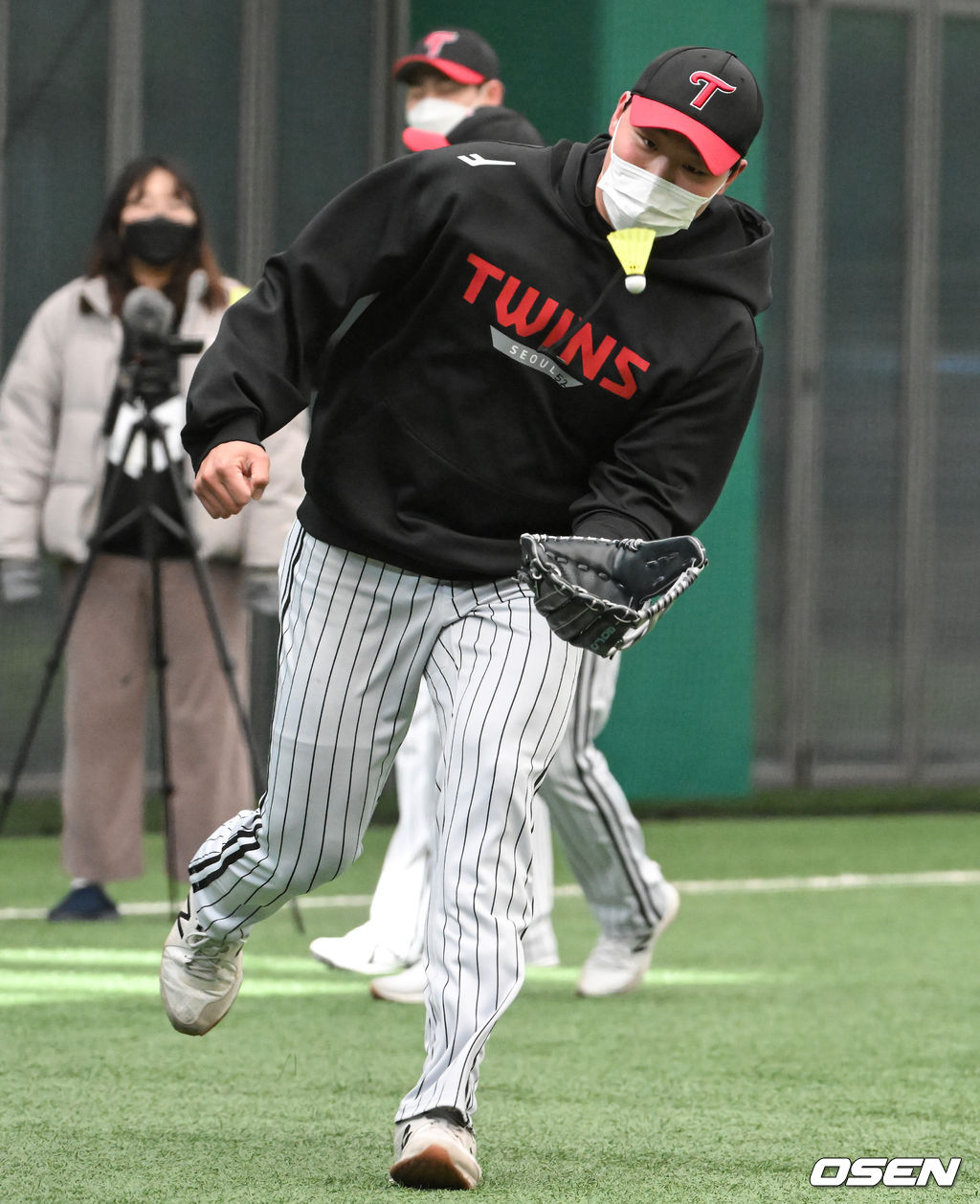 LG 이재원이 셔틀콕을 잡아내며 수비훈련을 하고 있다 2022.02.09 /soul1014@osen.co.kr