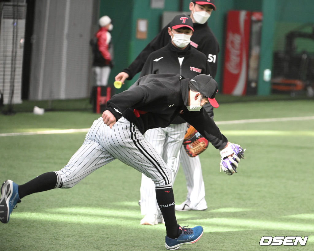 LG 트윈스가 9일 경기도 이천LG챔피언스파크에서 2022 시즌을 앞두고 스프링캠프 훈련을 진행했다.LG 박해민이 셔틀콕을 잡아내며 수비훈련을 하고 있다 2022.02.09 /soul1014@osen.co.kr
