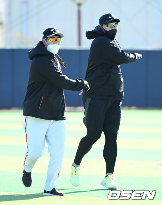 토론토 류현진이 한화 장민재와 스트레칭 훈련을 하고 있다. 2022.02.03 /OSEN DB
