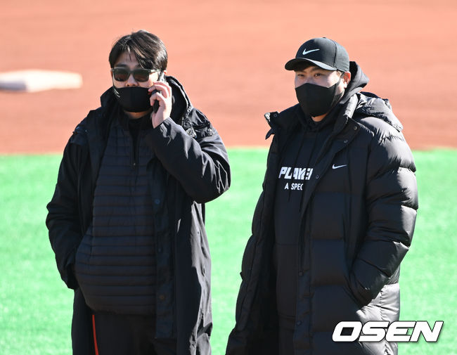 토론토 류현진이 훈련에 앞서 정민철 단장과 한화 선수단을 기다리고 있다. 2022.02.03 /OSEN DB