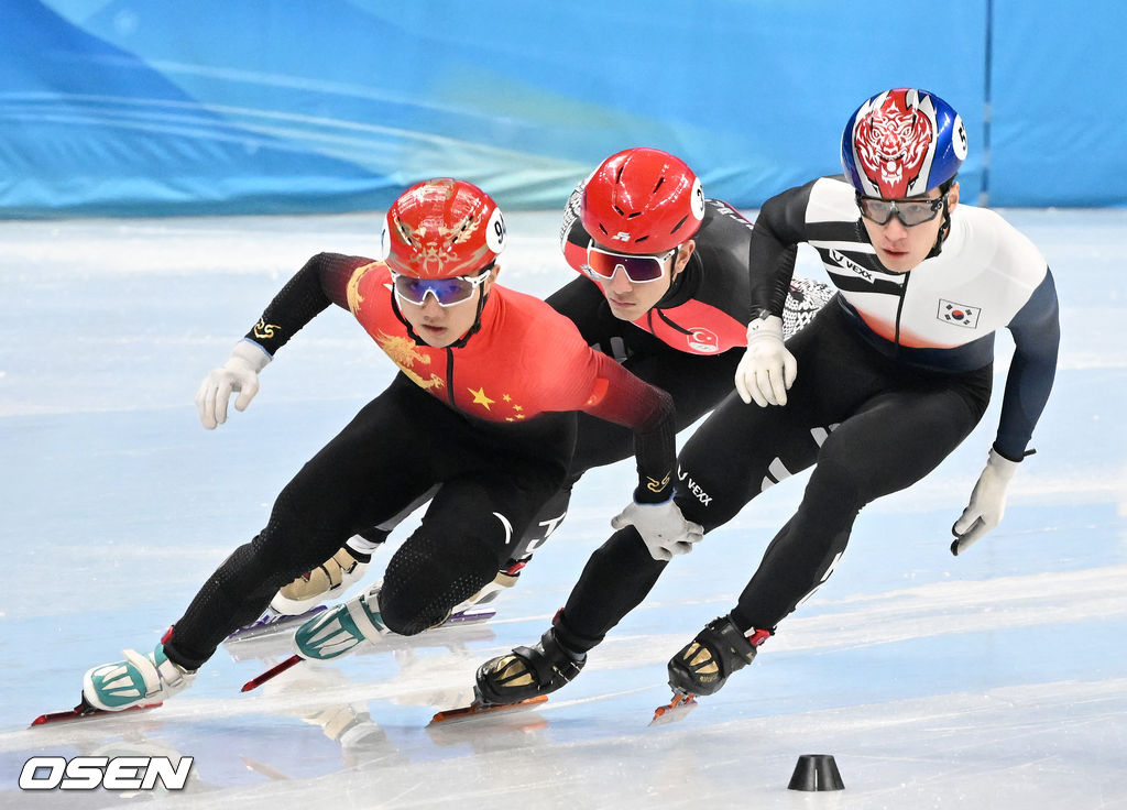 7일 중국 베이징 캐피털 인도어 스타디움에서 2022 베이징 동계올림픽 남자 쇼트트랙 1000m 준결승 경기가 열렸다.중국 리원룽이 추월을 시도하는 황대헌의 다리를 잡으며 막고 있다. 2022.02.07 /jpnews@osen.co.kr
