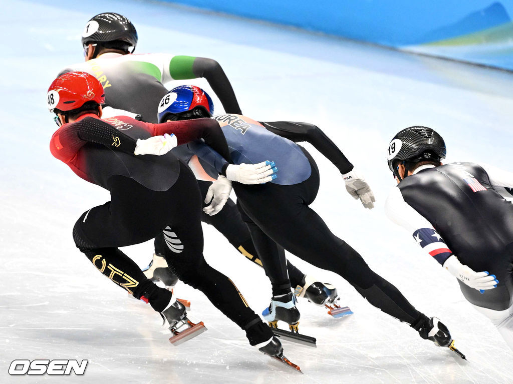 7일 중국 베이징 캐피털 인도어 스타디움에서 2022 베이징 동계올림픽 남자 쇼트트랙 1000m 준결승 경기가 열렸다. 이준서의 팔에 중국 우다징의 팔이 걸려 있다. 2022.02.07 /jpnews@osen.co.kr