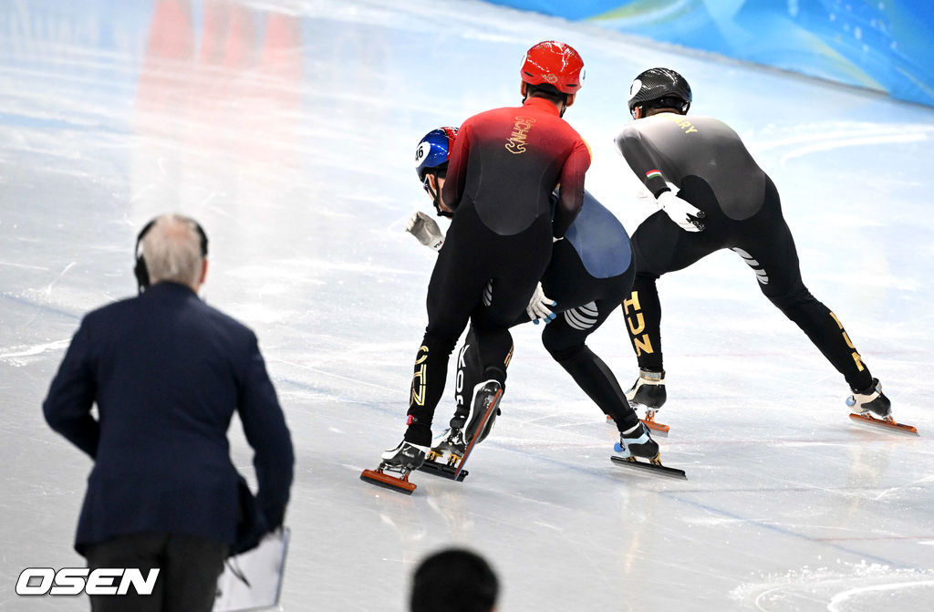 7일 중국 베이징 캐피털 인도어 스타디움에서 2022 베이징 동계올림픽 남자 쇼트트랙 1000m 준결승 경기가 열렸다.한국 이준서와 중국 우다장의 충돌 장면을 심판진이 지켜보고 있다. 2022.02.07 /jpnews@osen.co.kr
