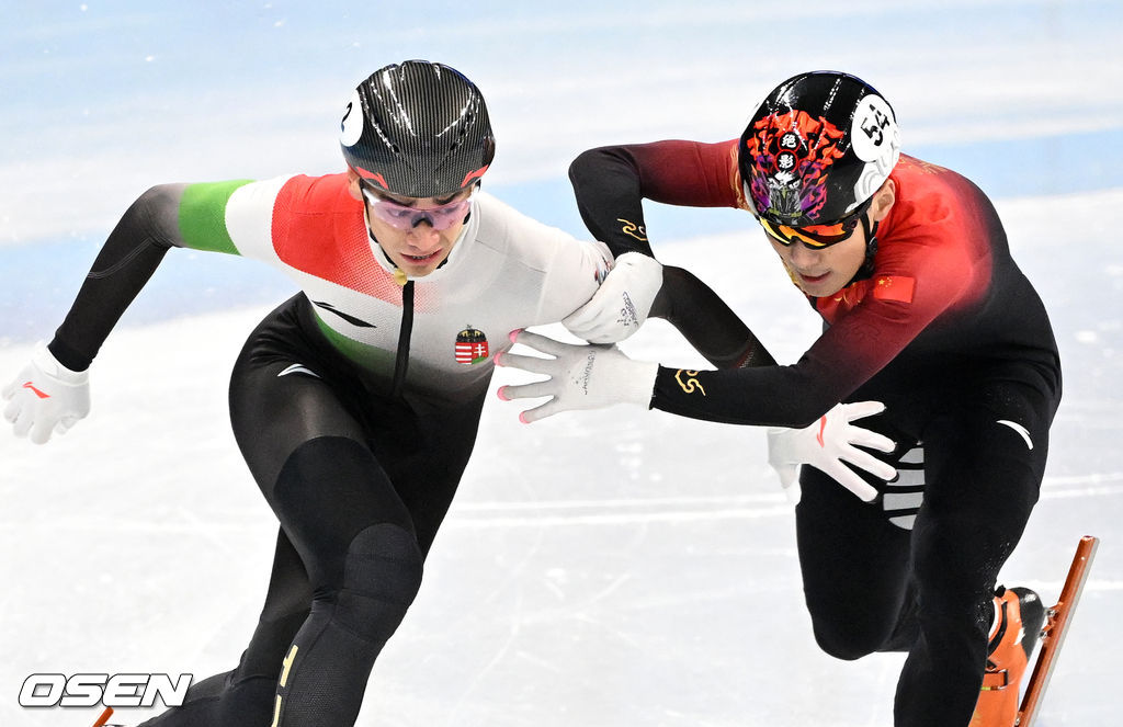 7일 중국 베이징 캐피털 인도어 스타디움에서 2022 베이징 동계올림픽 남자 쇼트트랙 1000m 결승 경기가 열렸다. 결승선을 통과하기 직전 중국 런쯔웨이가 헝가리 류사오린의 유니폼을 잡아당기고 있다. 2022.02.07 /jpnews@osen.co.kr