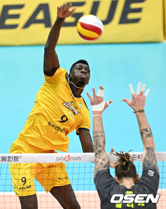 9일 오후 경기도 의정부 실내체육관에서 ‘도드람 2021~2022시즌 V-리그' KB손해보험과 현대캐피탈의 경기가 열렸다.1세트, KB 케이타가 강타를 하고 있다. 2022.02.09 /ksl0919@osen.co.kr