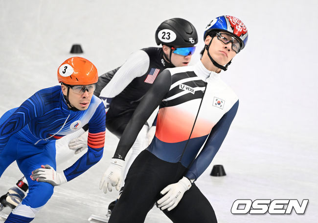 9일(한국시간) 중국 베이징 캐피털 실내경기장에서 2022 베이징 동계올림픽 쇼트트랙 남자 1500m 준준결승 경기가 열렸다.대한민국 황대헌이 1위로 결승선을 통과하고 있다. 2022.02.09 /jpnews@osen.co.kr