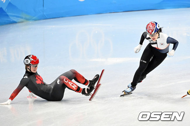  9일(한국시간) 중국 베이징 캐피털 실내경기장에서 2022 베이징 동계올림픽 쇼트트랙 여자 1000m 예선 경기가 열렸다.결승선을 앞두고 캐나다 킴 부틴이 넘어지고 있다. 대한민국 이유빈은 2위로 결승선 통과. 2022.02.09 /jpnews@osen.co.kr