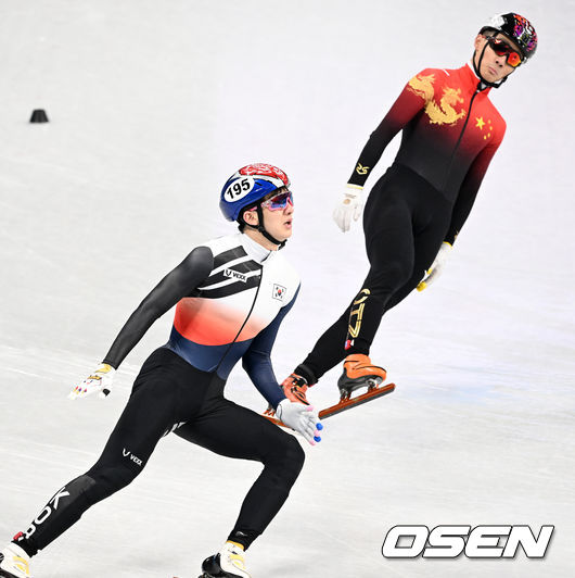 9일(한국시간) 중국 베이징 캐피털 실내경기장에서 2022 베이징 동계올림픽 쇼트트랙 남자 1500m 준결승 경기가 열렸다.대한민국 박장혁이 2위로 결승선을 통과하고 있다. 2022.02.09 /jpnews@osen.co.kr