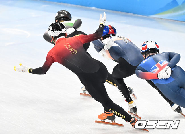 9일(한국시간) 중국 베이징 캐피털 실내경기장에서 2022 베이징 동계올림픽 쇼트트랙 남자 1500m 준결승 경기가 열렸다.중국 런쯔웨이가 대한민국 박장혁의 추월 때 제스처를 취하고 있다. 2022.02.09 /jpnews@osen.co.kr