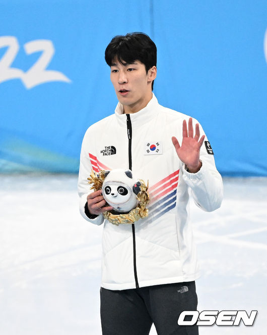 황대헌(23, 강원도청)이 드디어 금메달을 획득했다.황대헌은 9일 오후 중국 베이징 캐피털 실내경기장에서 열린 '2022베이징동계올림픽' 남자 쇼트트랙 1,500m 결승에 나서 금메달을 수확했다. 이준서(22, 한국체대), 박장혁(24, 스포츠토토)은 각각 5위, 7위를 기록했다.이는 이번 대회 대한민국 첫 쇼트트랙 금메달이다.금메달을 획득한 황대헌이 시상식에 올라 포즈를 취하고 있다. 2022.02.09 /jpnews@osen.co.kr