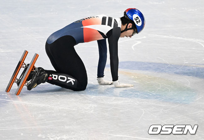  황대헌(23, 강원도청)이 드디어 금메달을 획득했다.황대헌은 9일 오후 중국 베이징 캐피털 실내경기장에서 열린 '2022베이징동계올림픽' 남자 쇼트트랙 1,500m 결승에 나서 금메달을 수확했다. 이준서(22, 한국체대), 박장혁(24, 스포츠토토)은 각각 5위, 7위를 기록했다.이는 이번 대회 대한민국 첫 쇼트트랙 금메달이다. 금메달을 따낸 황대헌이 기뻐하고 있다. 2022.02.09 /jpnews@osen.co.kr