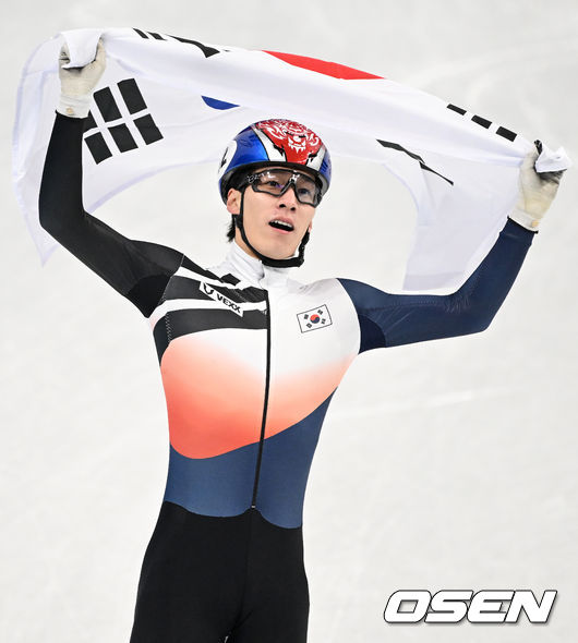 황대헌(23, 강원도청)이 드디어 금메달을 획득했다.황대헌은 9일 오후 중국 베이징 캐피털 실내경기장에서 열린 '2022베이징동계올림픽' 남자 쇼트트랙 1,500m 결승에 나서 금메달을 수확했다. 이준서(22, 한국체대), 박장혁(24, 스포츠토토)은 각각 5위, 7위를 기록했다.이는 이번 대회 대한민국 첫 쇼트트랙 금메달이다.금메달을 획득한 대한민국 황대헌이 태극기를 들고 환호하고 있다. 2022.02.09 /jpnews@osen.co.kr